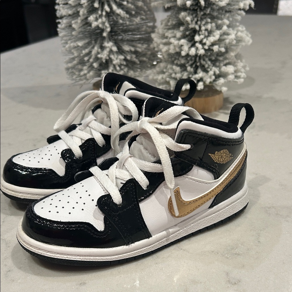 Nike Kids Black and White Sneakers with Gold Swoosh